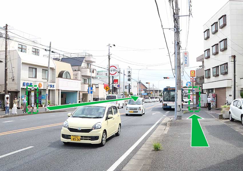 園生小入口バス停を降りたらヤマザキデイリーストアのある交差点へ向かいます