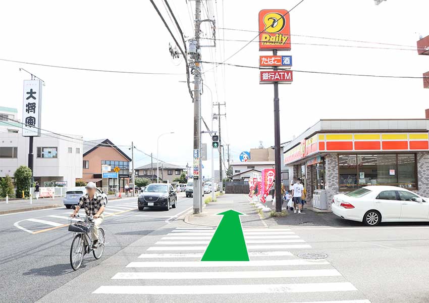 交差点を渡り直進します