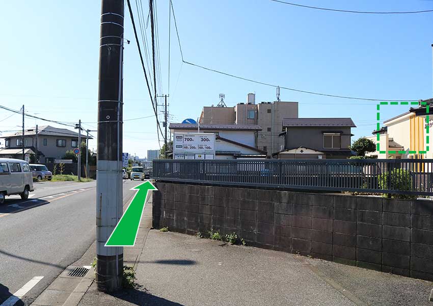 フェンス越しにやまぶき色の建物が見えるのでそのまま直進します