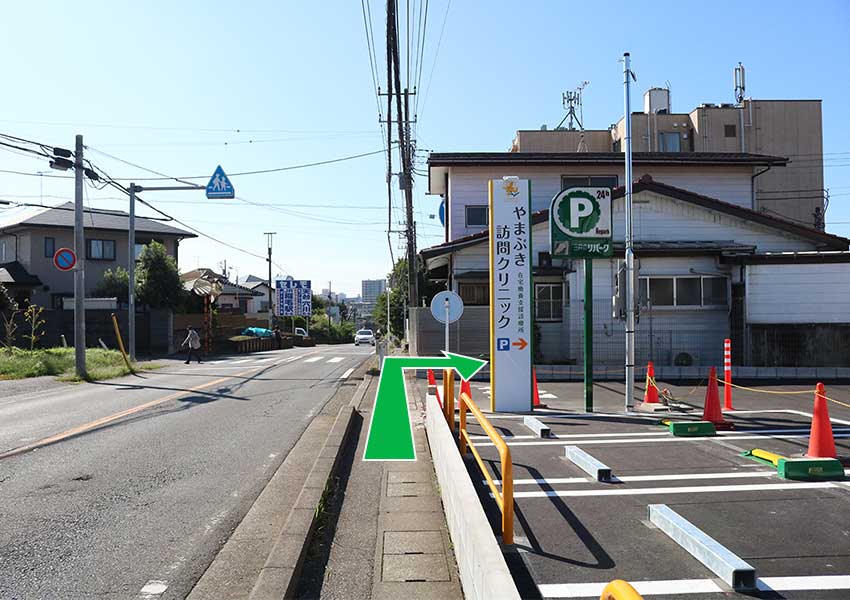 駐車場の左から右折します