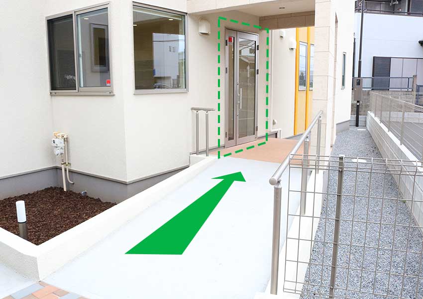 バリアフリーのエントランスからお入りください